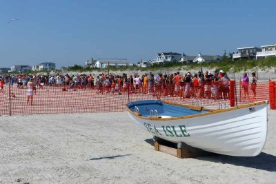 The long line about 30 minutes before The Cup's arrival at the 57th Street Beach.
