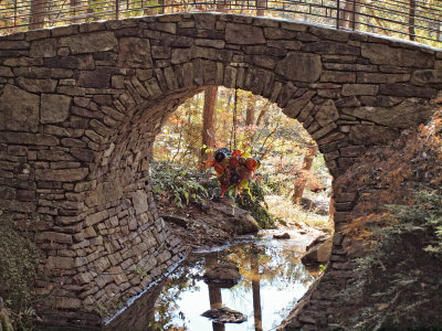Bridge with glass sculptue