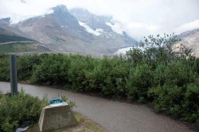 Le Glacier etait ici en 1843 (near Icefields Center)