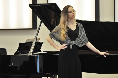 Model & Professional Classical Pianist Luba Podgayskaya
