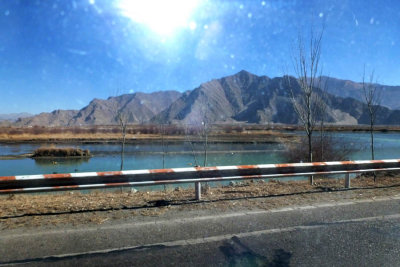 Between the Airport and Lhasa 3