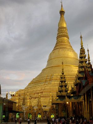 Shwedagon Pagoda  0199