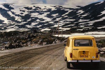 Canon AE1   / 1976 - Renault 4TL