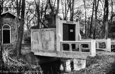 1930 Agfa Box I / Cemetery entrance bridge