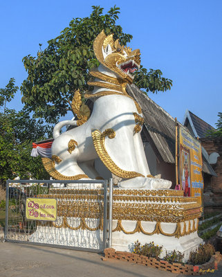 Wat Yang Kuang Temple Entrance Singh Guardian (DTHCM0673)