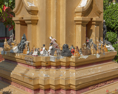 Wat Ruak Offerings on Prang (DTHSP0135)