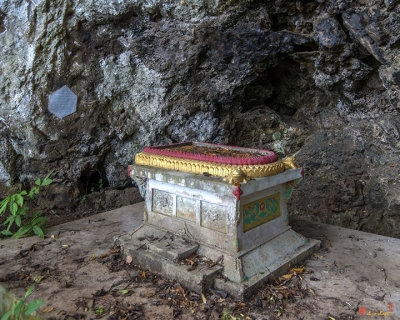 Wat Uthai Tham Buddha's Footprint Shrine in a Grotto (DTHCP0059)