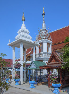 Wat Phra Khong Reusi Bell Towers (DTHLU0380)