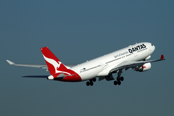 QANTAS AIRBUS A330 200 SYD RF IMG_0474.jpg