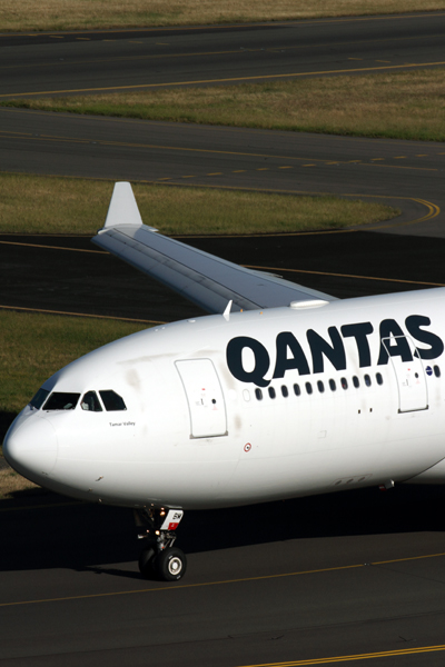 QANTAS AIRBUS A330 200 SYD RF IMG_0441.jpg