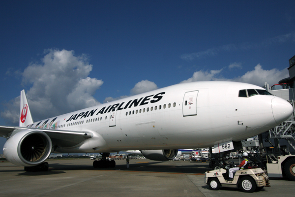 JAPAN AIRLINES BOEING 777 200 FUK RF IMG_6292.jpg