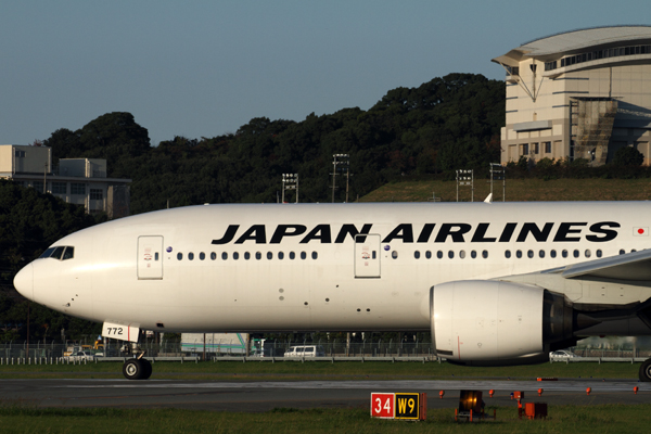 JAPAN AIRLINES BOEING 777 200 FUK RF IMG_0981.jpg