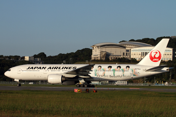 JAPAN AIRLINES BOEING 777 200 FUK RF IMG_0982.jpg