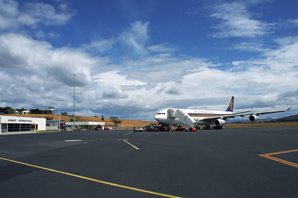 SINGAPORE AIRLINES A340 300 HBA RF 1690 23.jpg