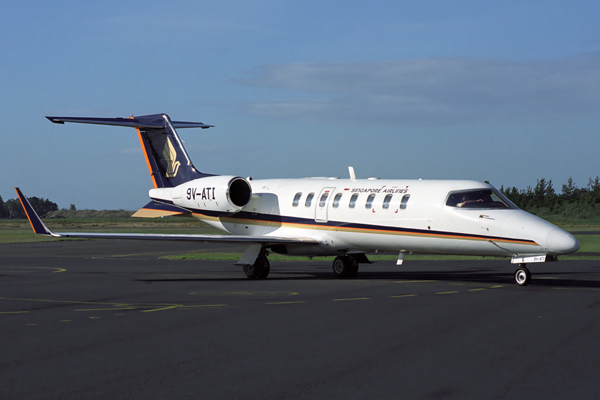 SINGAPORE AIRLINES LEARJET HBA RF 1530 19.jpg