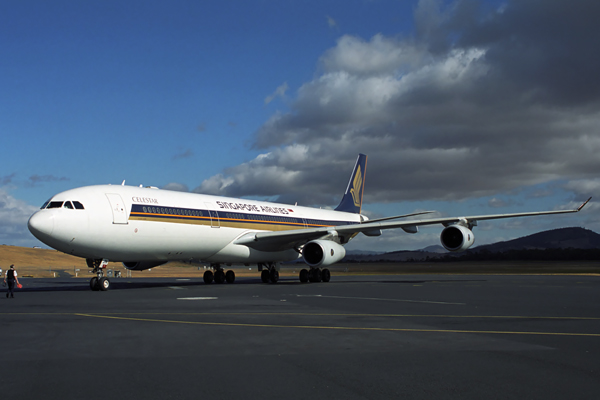 SINGAPORE AIRLINES A340 300 HBA RF 1692 28.jpg