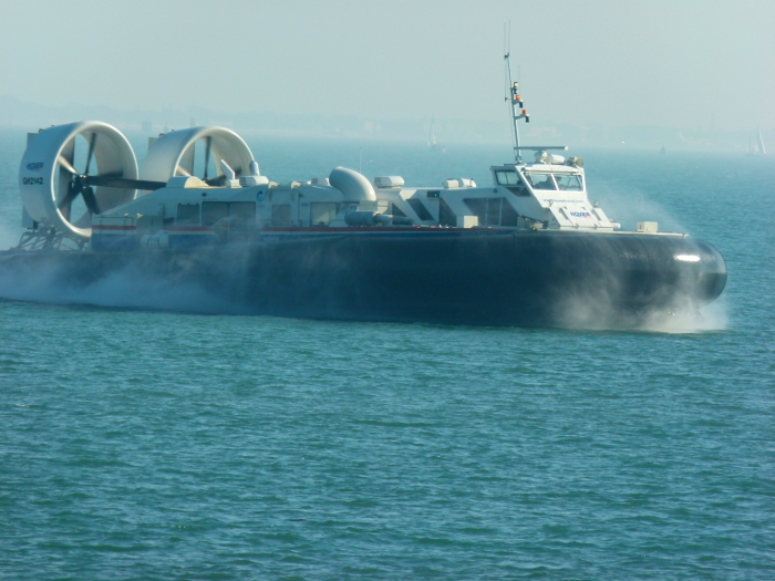 GH2142 SOLENT EXPRESS @ Ryde, Isle of Wight (Leaving)