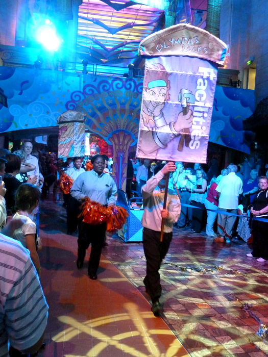 INDEPENDANCE OF THE SEAS Royal Promenade Parade