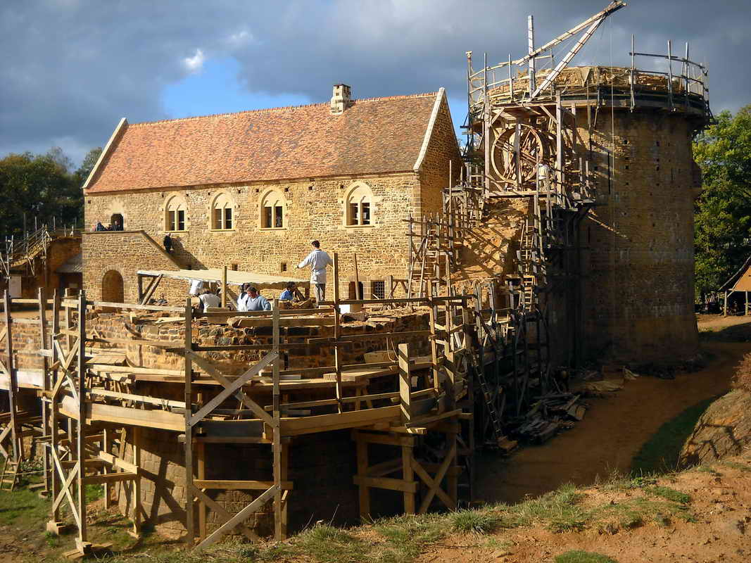 Ensemble logis seigneurial, tour matresse et tour dangle est