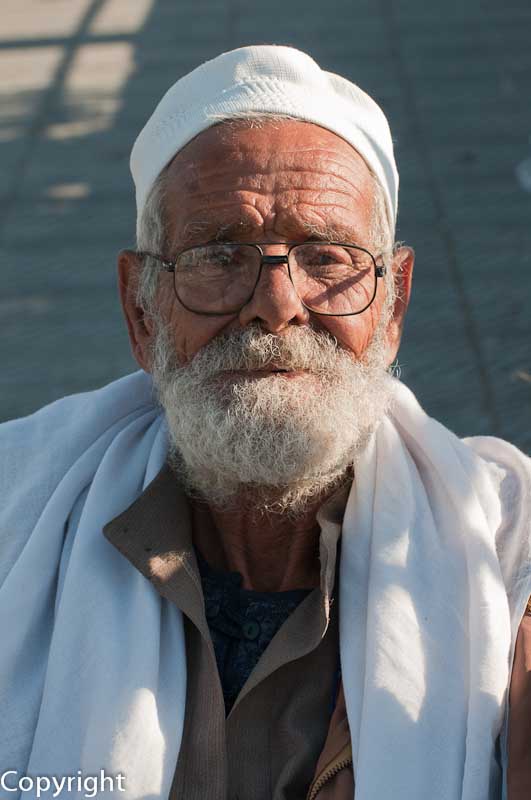 Old gentleman outside a  mosque