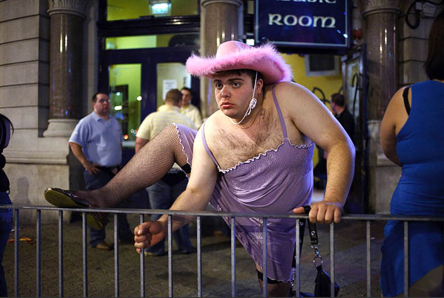 Leg-up-lad-in-lavendar-O.jpg