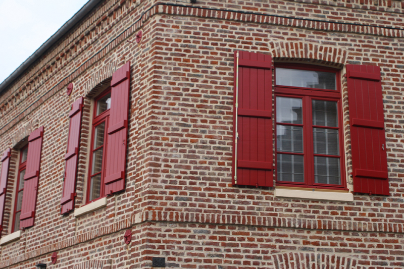 Les volets rouges