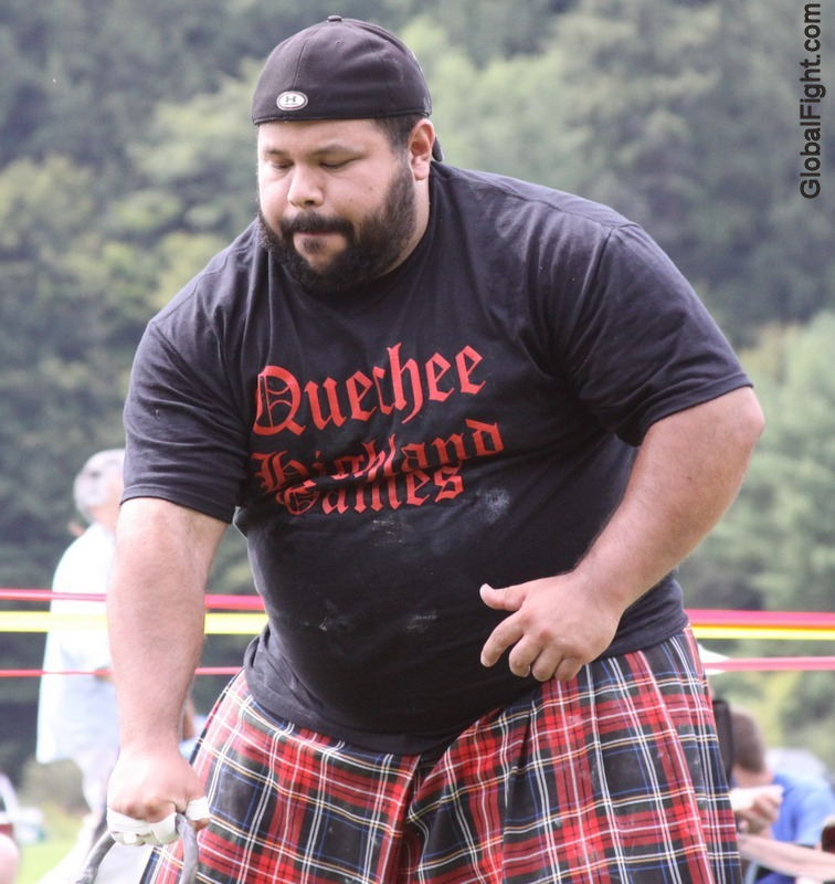 man wearing kilt strongman contest event HD pictures gallery.jpg
