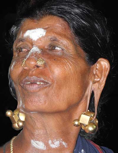 Pambadam - Snake earrings in Tamil Nadu. http://www.blurb.com/books/3782738