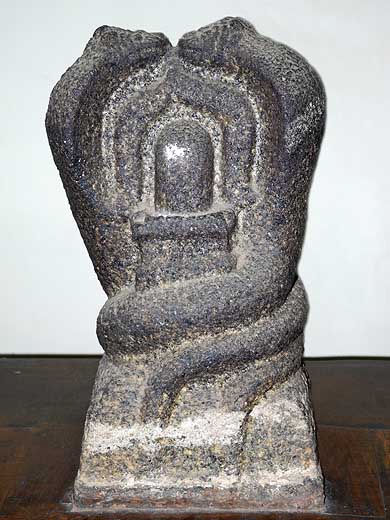 Naga stone. Two snakes facing each other over a Shiva-lingam. Museum of the Padmanabapuram Palace, Tamil Nadu. http://www.blurb.