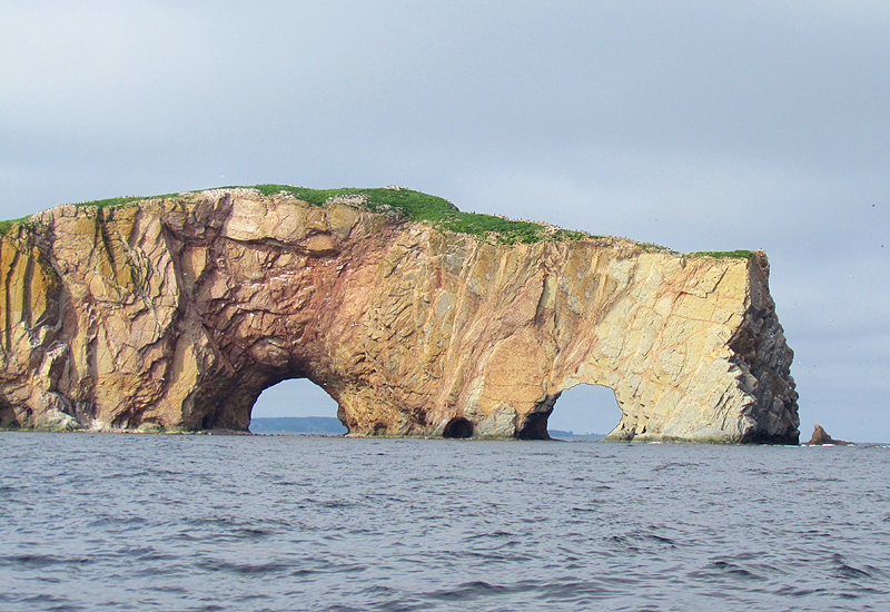 Vision d'un Rocher-Percé à deux trous
