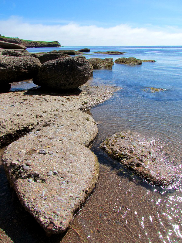 plaques de pierres sur la plage