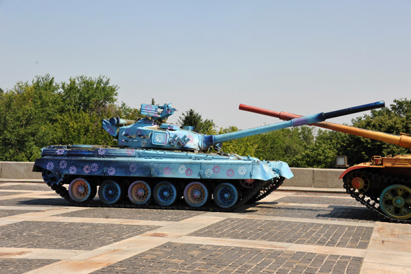 T-80UD in a festive blue paint scheme