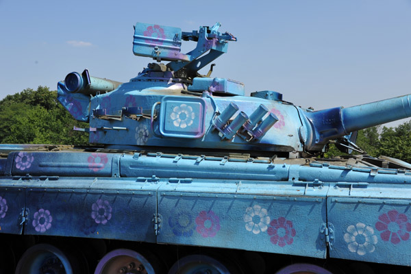 I'm not quite sure the purpose of the blue paint scheme on this T-80UD 