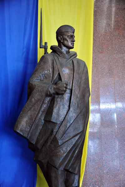 Statue of a soldier with the colors of Ukraine