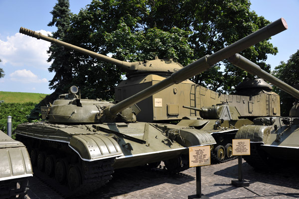 Soviet T-64 Tank (1967) and a railroad mountedgun