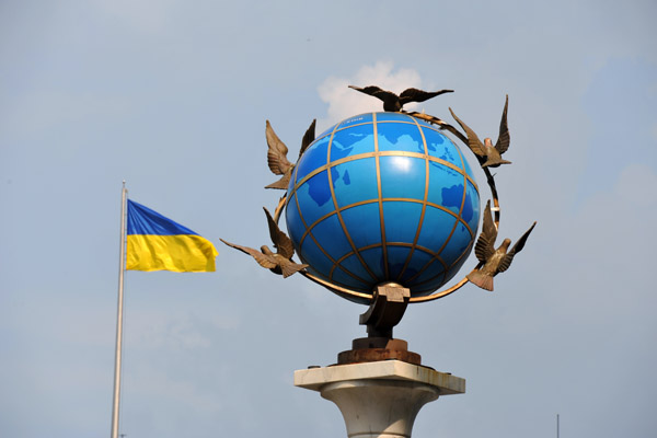 Globe with doves and the flag of Ukraine, Independence Square, Kyiv