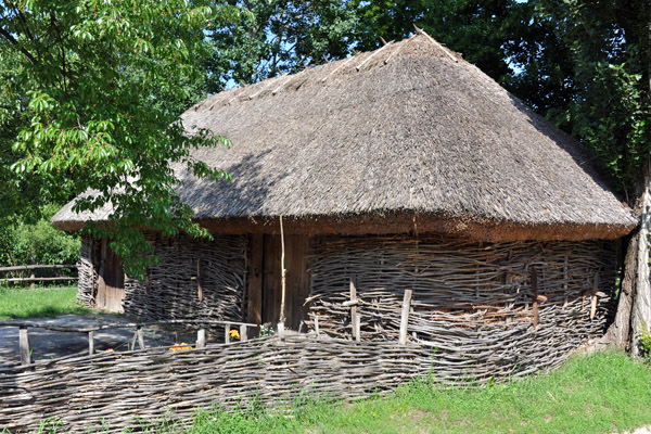 Thatched barn made of a simple wooden lattice, Yasnozir'ya farmstead