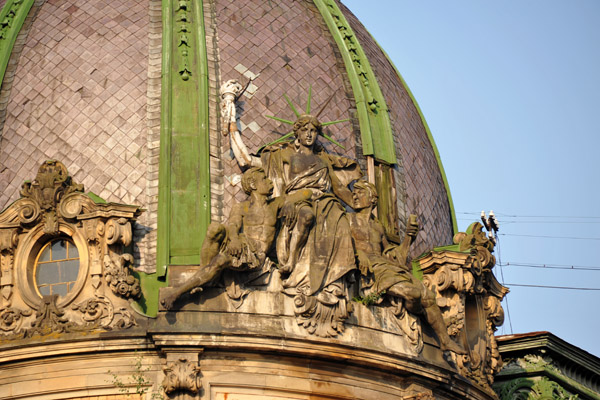 Dome of Svobody Avenue with Liberty flanked by 2 men