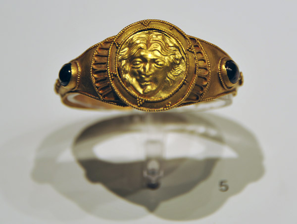 Gold ring in the Hellenistic tradition