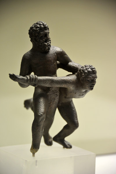 Statuette of wrestlers