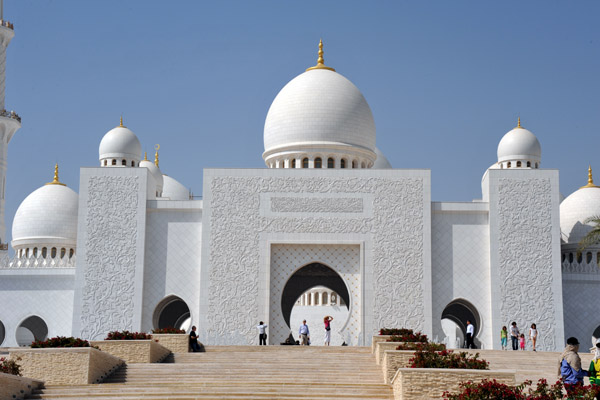 Main (eastern) entrance of the Sheikh Zayed Mosque