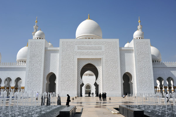 The Sheikh Zayed Mosque is a blend of Moorish and Mughal styles