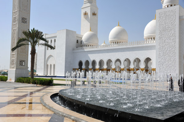 Fountain in front of the main entrance, Sheikh Zayed Mosque