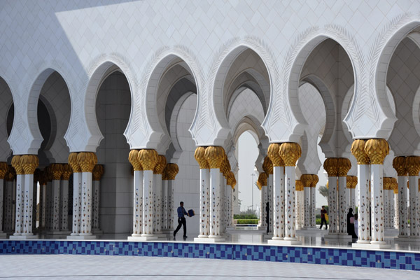Arcade surrounding the Sheikh Zayed Mosque