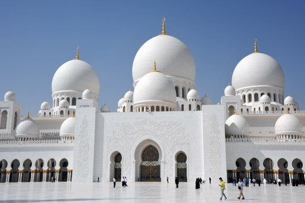 Courtyard of the Sheikh Zayed Mosque - big enough to hold 32,000 worshippers