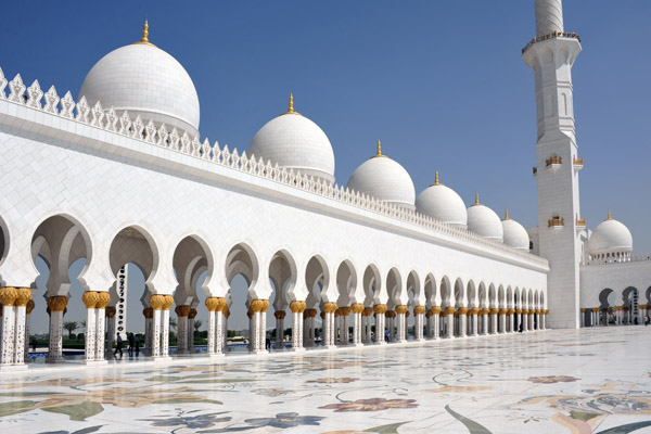 The floral courtyard of the Sheikh Zayed Mosque measures 17,500 square meters