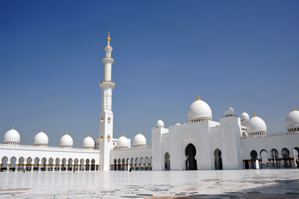 The eastern entrance and northeast minaret, Sheikh Zayed Mosque
