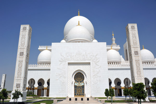 View of the prayer hall from the south side - Sheikh Zayed Mosque