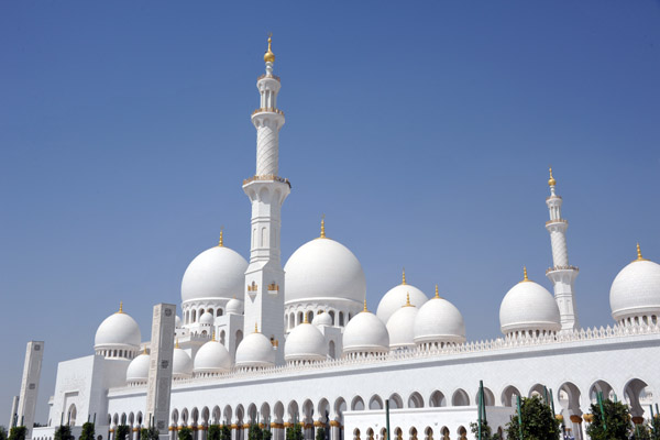 Sheikh Zayed Mosque, constructed by Abu Dhabi at an estimated cost of 2 billion dirhams (US$545M)