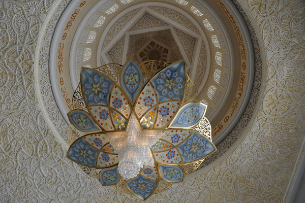 Vestibule chandelier, Sheikh Zayed Mosque